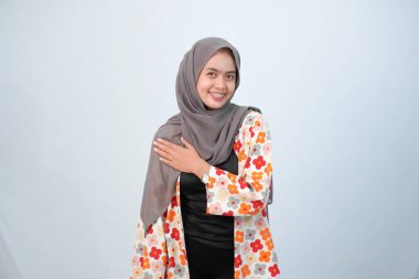 Siyah beyaz çiçek desenli elbiseler giyen Endonezyalı Asyalı kadının ifadesi