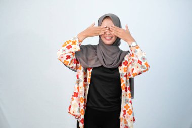 Siyah beyaz çiçek desenli elbiseler giyen Endonezyalı Asyalı kadının ifadesi