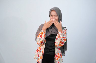 Siyah beyaz çiçek desenli elbiseler giyen Endonezyalı Asyalı kadının ifadesi