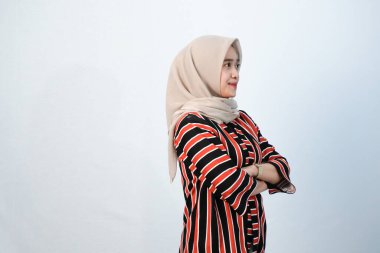 Endonezyalı Asyalı tesettürlü kadınların kahverengi çizgili elbiseleri ve diğer renklerin birleşimi