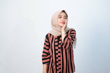 Endonezyalı Asyalı tesettürlü kadınların kahverengi çizgili elbiseleri ve diğer renklerin birleşimi