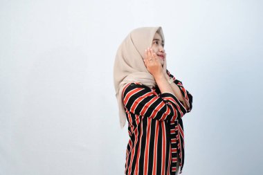 Endonezyalı Asyalı tesettürlü kadınların kahverengi çizgili elbiseleri ve diğer renklerin birleşimi