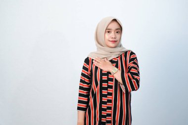 Endonezyalı Asyalı tesettürlü kadınların kahverengi çizgili elbiseleri ve diğer renklerin birleşimi