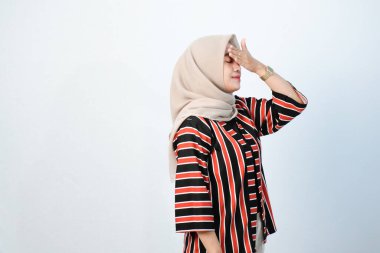 Endonezyalı Asyalı tesettürlü kadınların kahverengi çizgili elbiseleri ve diğer renklerin birleşimi