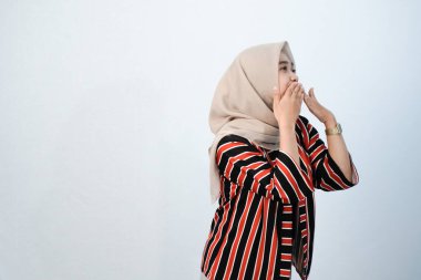 Endonezyalı Asyalı tesettürlü kadınların kahverengi çizgili elbiseleri ve diğer renklerin birleşimi