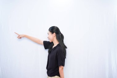 Siyah elbiseli Asyalı kadının ifadesi beyaz arka planlı, sağ tarafı gösteriyor.