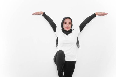 Uçan kuşlar gibi beyaz elbiseler giyen kadınların jimnastik hareketleri