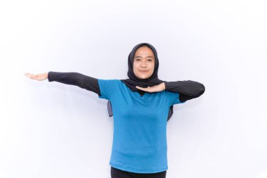 Mavi elbiseli kadınlar için ısınma egzersizi. Kollarını yana doğru eğip düzleştiriyorlar.