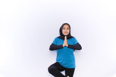 Başörtüsü takan kadınlar için ısınma egzersizleri, mavi kıyafetler, moda, meditasyon, zihni sakinleştirme