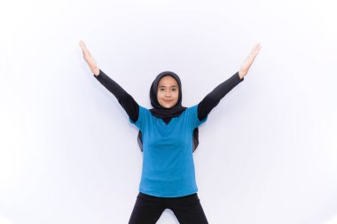 Mavi elbiseli kadınlar için ısınma egzersizi, iki el ve iki ayak açmak