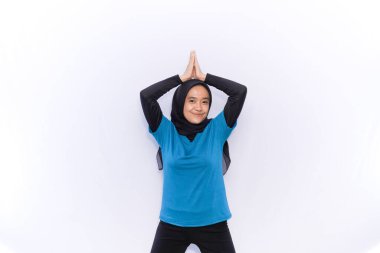 Türbanlı, mavi elbiseli, meditasyon yapan kadınlar için ısınma egzersizleri