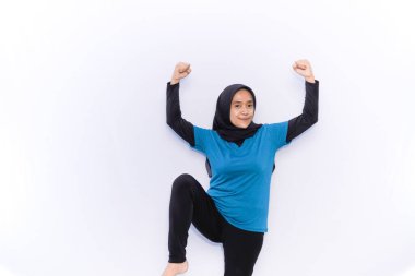 Mavi elbiseli kadınlar için ısınma egzersizi. İki elini de kaldır.