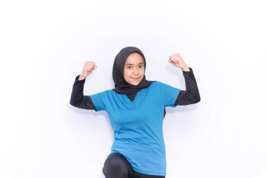 Mavi elbiseli ve iki eli içe doğru eğilmiş kadınlar için ısınma egzersizi