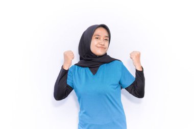 Mavi elbiseli kadınlar için ısınma egzersizi. İki elini de tutuyor.