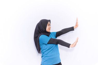 Mavi elbiseli ve iki düz kollu kadınlar için ısınma egzersizi.