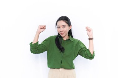 Yeşil giyen Endonezyalı bir Asyalı kadının ifadesi başarılı bir kod veriyor.