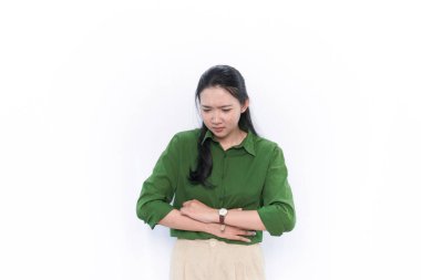 Yeşilli Endonezyalı bir Asyalı kadının ifadesi mide ağrısı yapıyor.