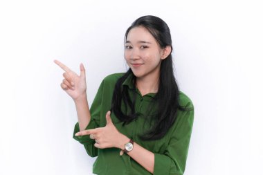 Yeşil elbiseli Endonezyalı kadının silah yasası çıkarması.