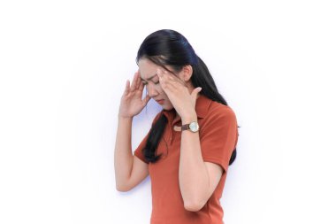 Endonezyalı Asya modelinin ya başı ağrıyor ya da turuncu giysi giyme konusunda kafası karışık.