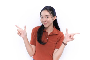 Asyalı Endonezya modeli gülümsüyor ve turuncu giysiler giyiyor.