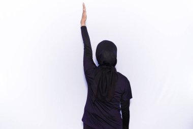 Siyah elbiseli Asyalı kadınlar jimnastik hareketleri sergiliyor.