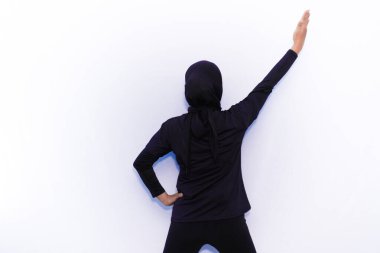 Siyah elbiseli Asyalı kadınlar jimnastik hareketleri sergiliyor.