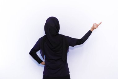 Siyah elbiseli Asyalı kadınlar jimnastik hareketleri sergiliyor.