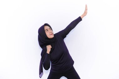 Siyah elbiseli Asyalı kadınlar jimnastik hareketleri sergiliyor.