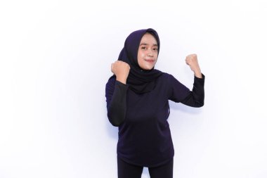 Siyah elbiseli Asyalı kadınlar jimnastik hareketleri sergiliyor.