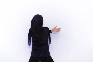 Siyah elbiseli Asyalı kadınlar jimnastik hareketleri sergiliyor.