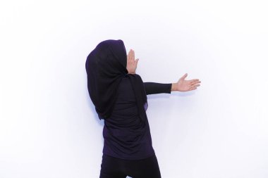 Siyah elbiseli Asyalı kadınlar jimnastik hareketleri sergiliyor.