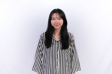 Siyah çizgili elbiseli Endonezyalı kadın dik duruyor.