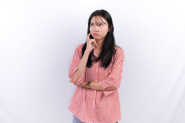 Asyalı Endonezyalı kadın kırmızı çizgili bir elbise giyiyor ve bir şeyler düşünüyor.