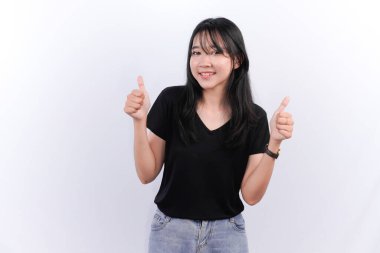 Siyah tişört giyen Endonezyalı kadın iki parmağını kaldırıyor.