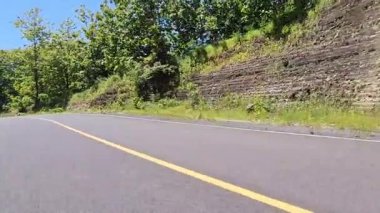 Asfalt yol ulaşımı, yanında ağaçlar var.