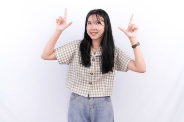 Beyaz Endonezyalı kadın gülümseyip işaret ediyor