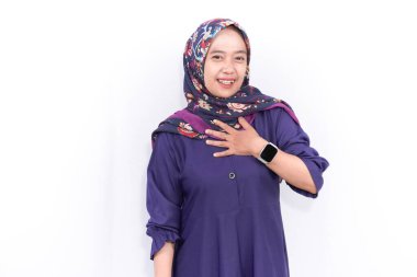 Müslüman kıyafeti giyen Endonezyalı kadın tatlı tatlı gülümsüyor.