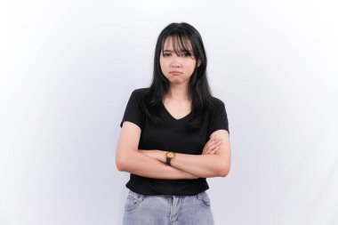 Siyah elbiseli Asyalı kadın somurtkan ya da hayal kırıklığına uğramış görünüyor.