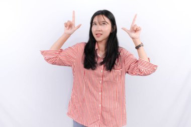 Asyalı Endonezyalı kadın kırmızı çizgili elbise giyiyor ve başarıyı hayal ediyor.