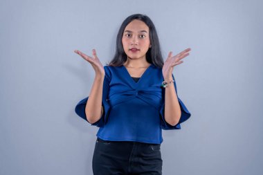 Uzun kollu mavi gömlek giyen Endonezyalı bir kadın bilmediğin bir kod yazıyor.