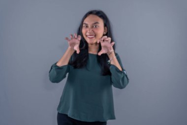 Endonezyalı Asyalı kadınlar sanki kaşınacakmış gibi yeşil elbiseler giyerler.