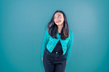 Asyalı Endonezyalı kadın denizci elbisesi giyiyor gülümsüyor ve yan tarafa bakıyor.