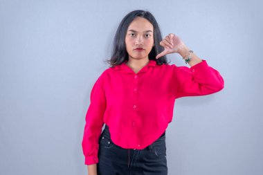 Endonezyalı, kırmızı elbiseli bir kadın kötü sinyal veriyor.