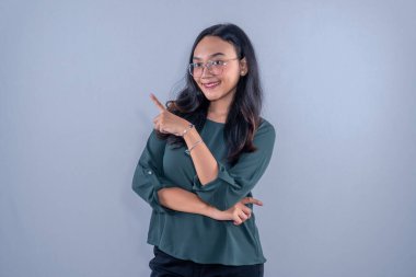 Asyalı Endonezyalı kadın mavi elbiseler giyiyor gülümsüyor ve yüzünü gösteriyor.