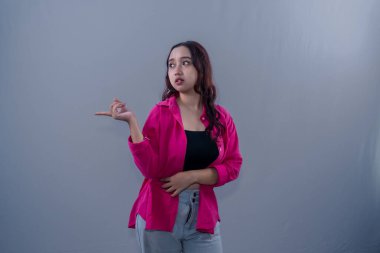 Yan tarafı gösteren kırmızı elbiseli Asyalı kadın.