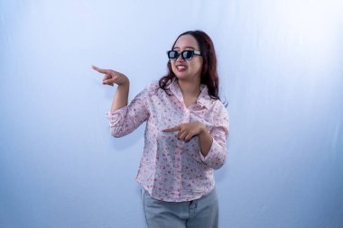 Beyaz çiçek desenli elbise giyen Asyalı kadın yan tarafı gösteren gözlük takıyor.