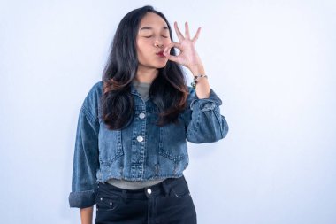 Kadın kapalı gözlerle şefin öpücüğünü veriyor. Mükemmelliği ifade ediyor..