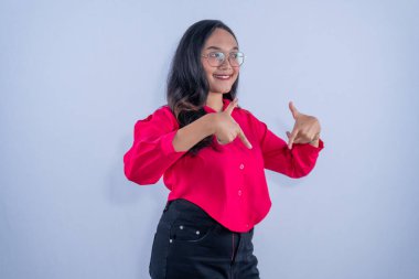 Endonezyalı, kırmızı tişörtlü, gözlüklü, asyalı kadın.