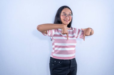 Pembe ve beyaz çizgili gözlüklü Endonezyalı kadın.