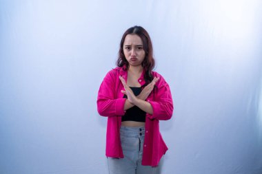 Kırmızı elbiseli Endonezyalı kadın anlaşmazlık içinde kollarını kavuşturuyor.